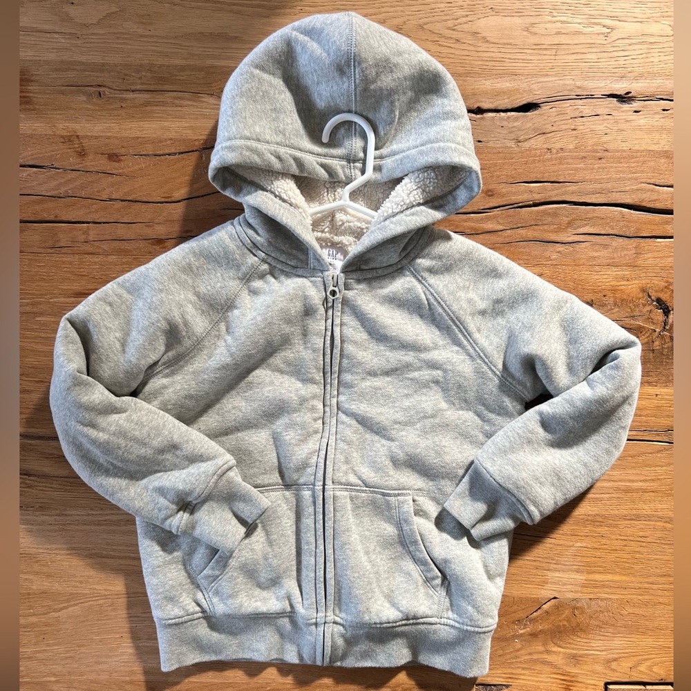 GAP. Size S (6-7 boys). Sherpa lined zip-up hoodie. Mint condition.